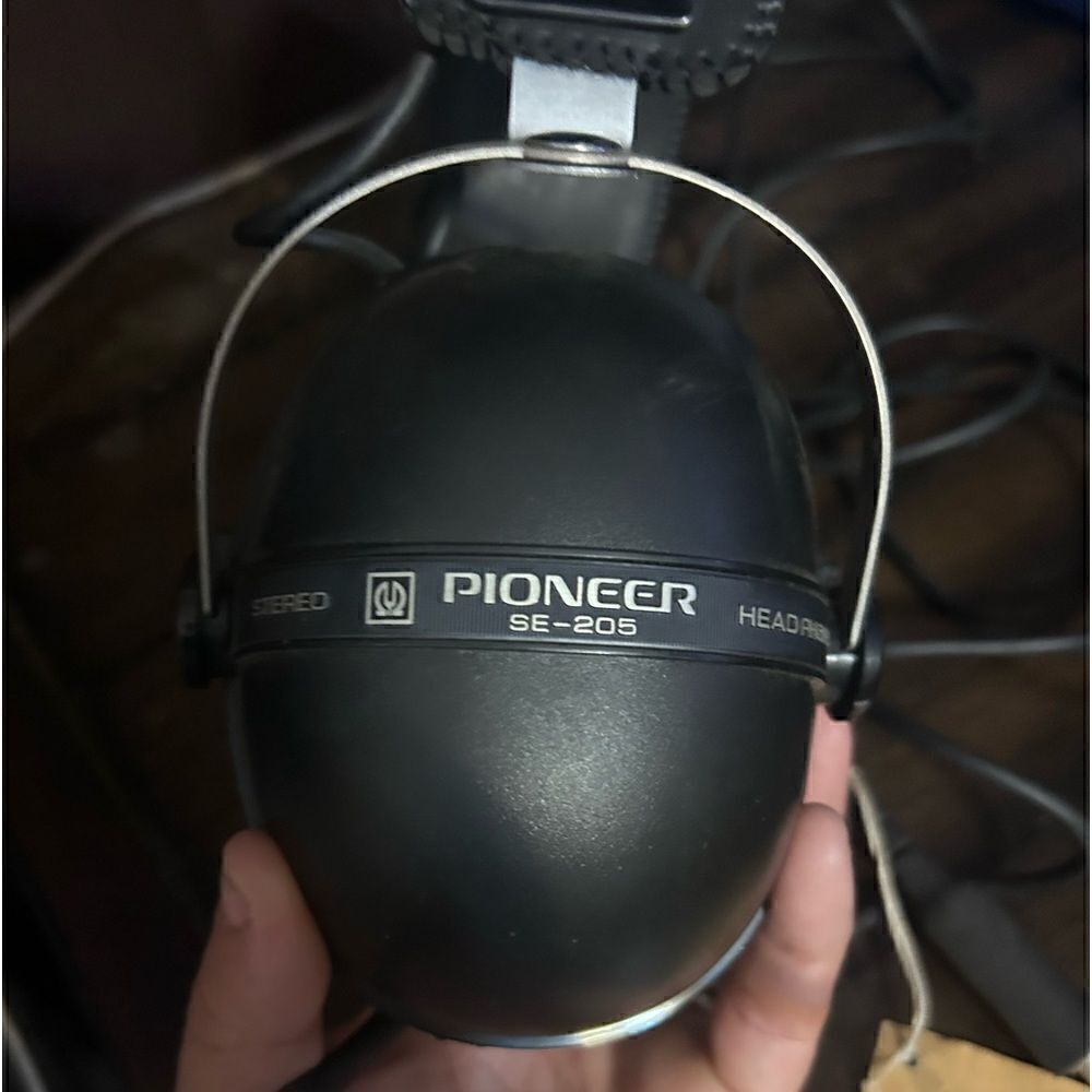 Vintage 1970’s pioneer SE 205 wired over the ear headphones